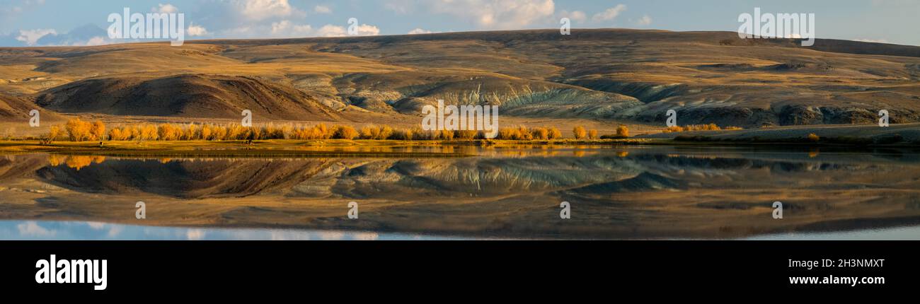 See im Altai-Gebirge. Panorama der Altailandschaft in den Bergen. Die Jahreszeit ist der Herbst. Stockfoto