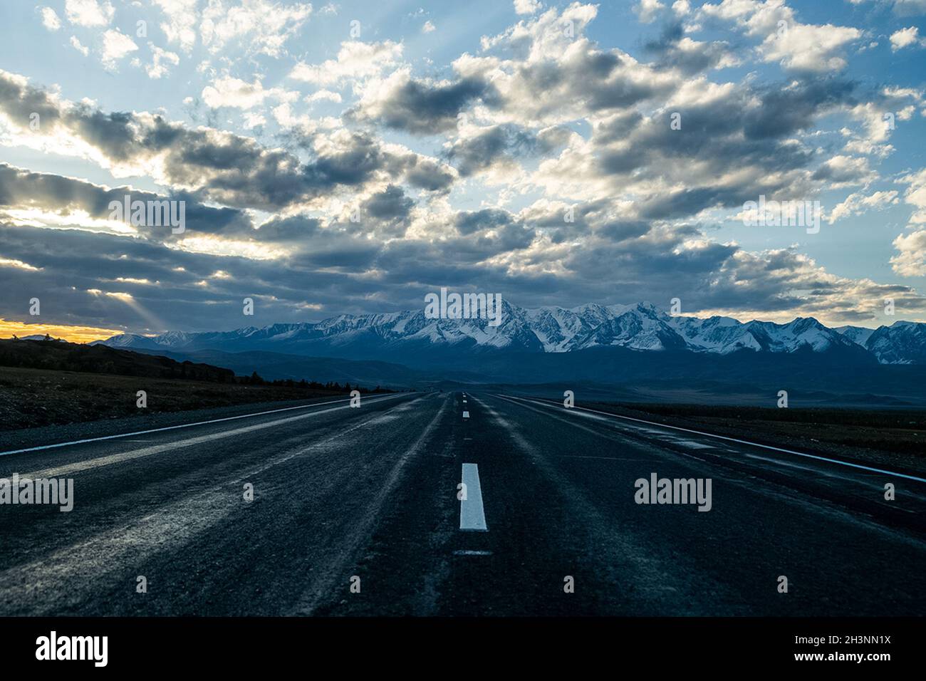 Asphaltstraße in die Berge. Bergbahn auf Altai. Stockfoto
