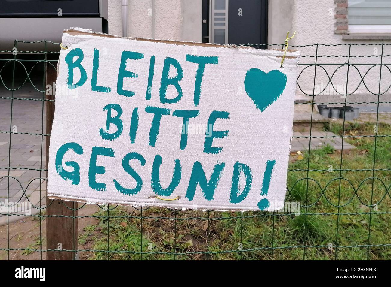 Schild an einem Zaun mit der Aufschrift bitte gesund bleiben Stockfoto