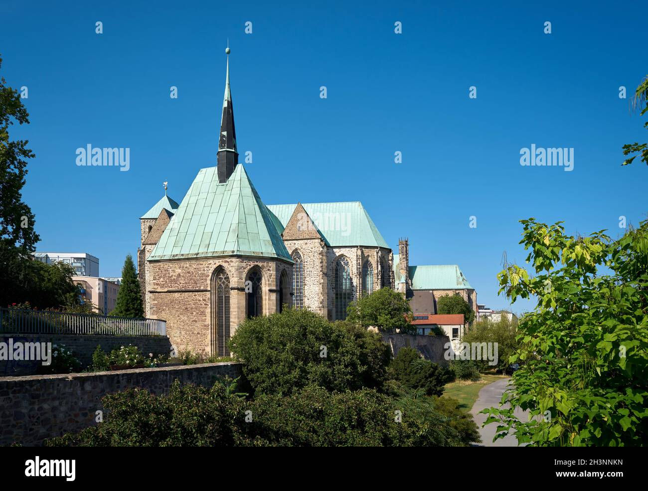 Magdalenenkapelle am Elbufer bei Magdeburg. Dahinter die Petri-Kirche. Stockfoto