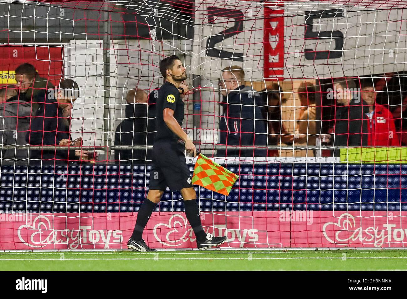 EMMEN, NIEDERLANDE - 29. OKTOBER: Assistenzreferent Martijn Beijer während des niederländischen Keukenkampioendivisie-Spiels zwischen FC Emmen und VVV Venlo am 29. Oktober 2021 im Stadion Oude Meerdijk in Emmen, Niederlande (Foto: Pieter van der Woude/Orange Picics) Quelle: Orange Pics BV/Alamy Live News Stockfoto