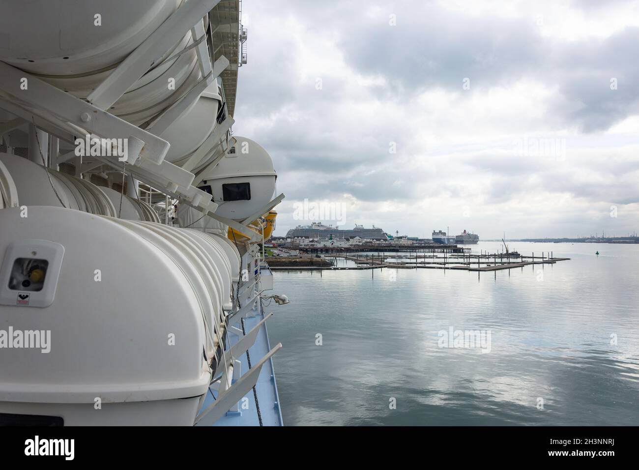 Hafenansicht von Deck des Royal Caribbean 'Anthem of the Seas'-Kreuzfahrtschiffs, Southampton, Hampshire, England, Vereinigtes Königreich Stockfoto