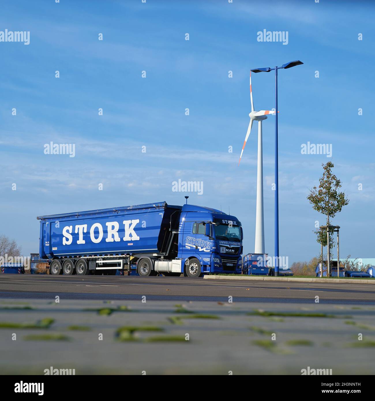 Parkplatz der Firma Stork Umweltdienstleistungen in der Industriegebiet Rothensee in Magdeburg Stockfoto