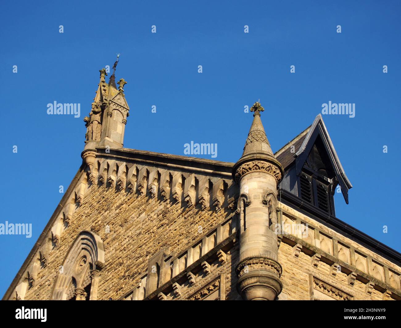 Das Dach und die Fassade des Theaters Royal in york wurden 1744 erbaut und 1860 im gotischen Stil renoviert Stockfoto