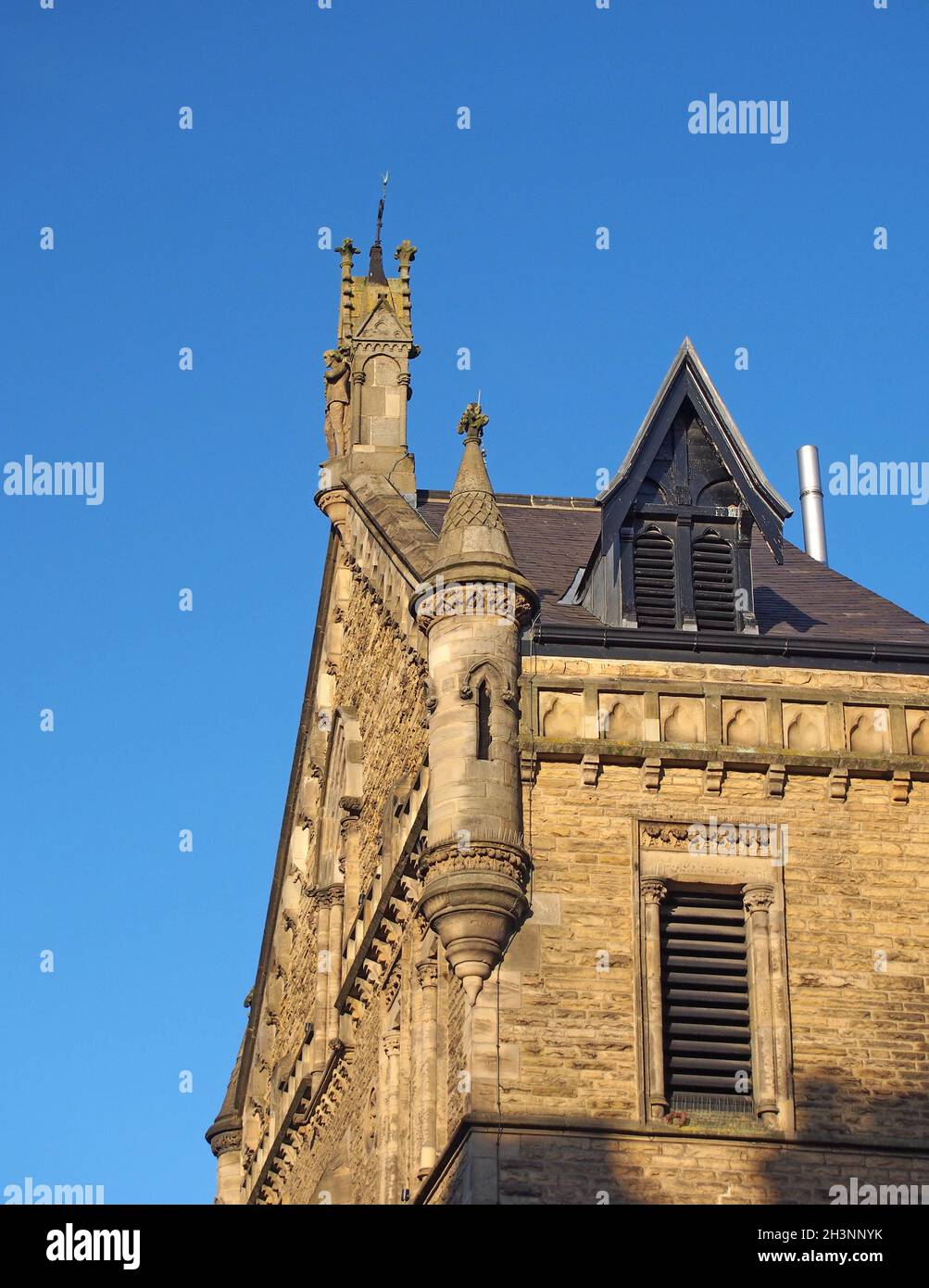 Das Dach und die Fassade des Theaters Royal in york wurden 1744 erbaut und 1860 im gotischen Stil renoviert Stockfoto