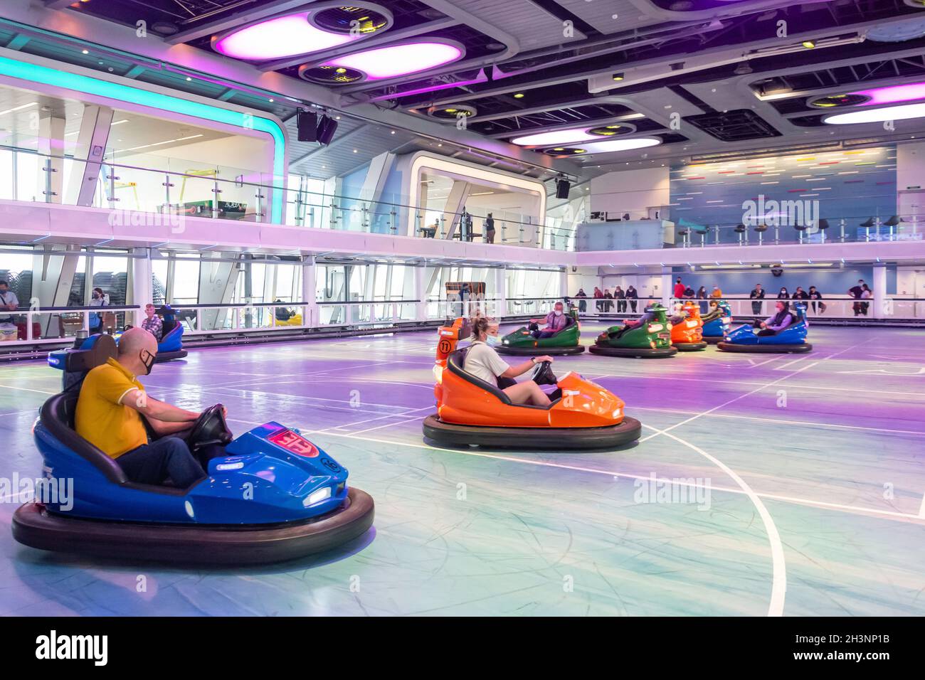 Autoscooter fahren auf dem Royal Caribbean 'Anthem of the Seas'-Kreuzschiff, Southampton, Hampshire, England, Vereinigtes Königreich Stockfoto