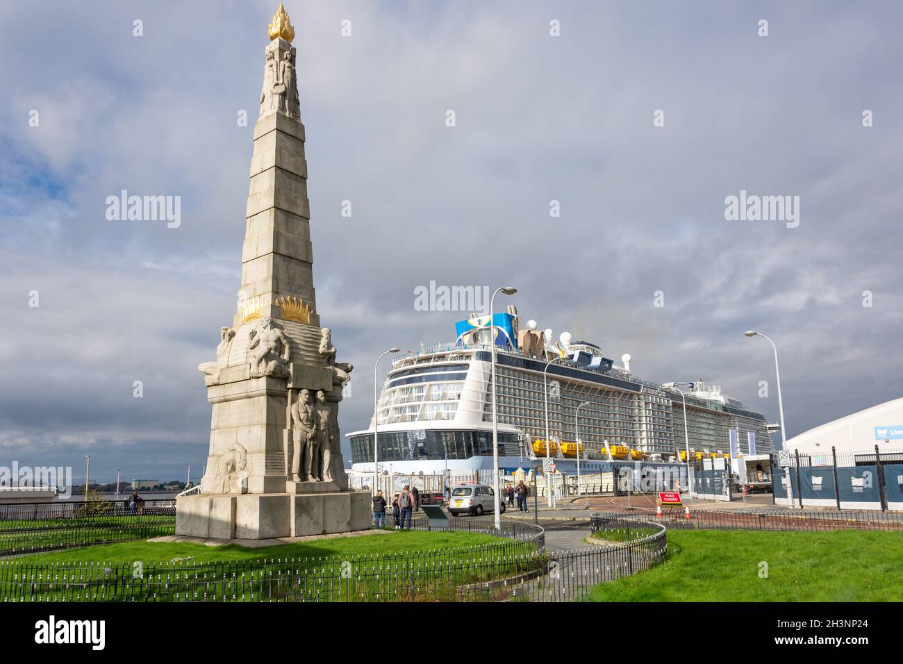Royal Caribbean „Anthem of the Seas“-Schiff mit Liegeplatz am Pier Head, Liverpool, Southampton, Hampshire, England, Vereinigtes Königreich Stockfoto