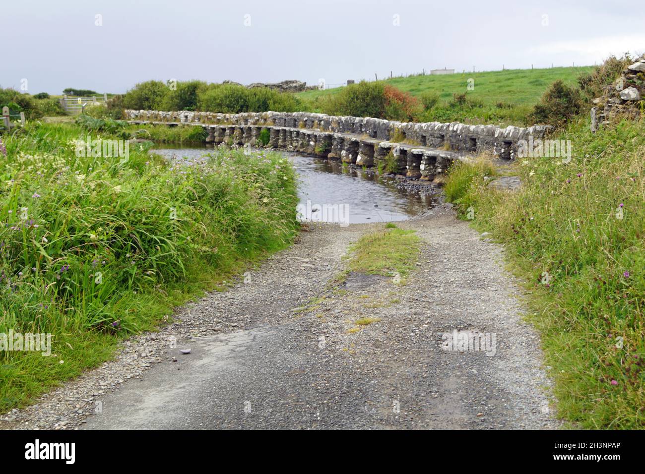 Clapper Bridge über Carrownisky River Ireland County Mayo Killeen Bunlahinch Stockfoto