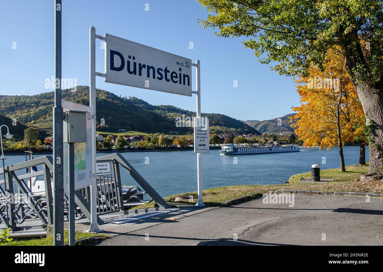 Dürnstein, eine kleine Stadt an der Donau im Kreis Krems-Land, gehört zu den meistbesuchten touristischen Destinationen in der Wachau. Stockfoto