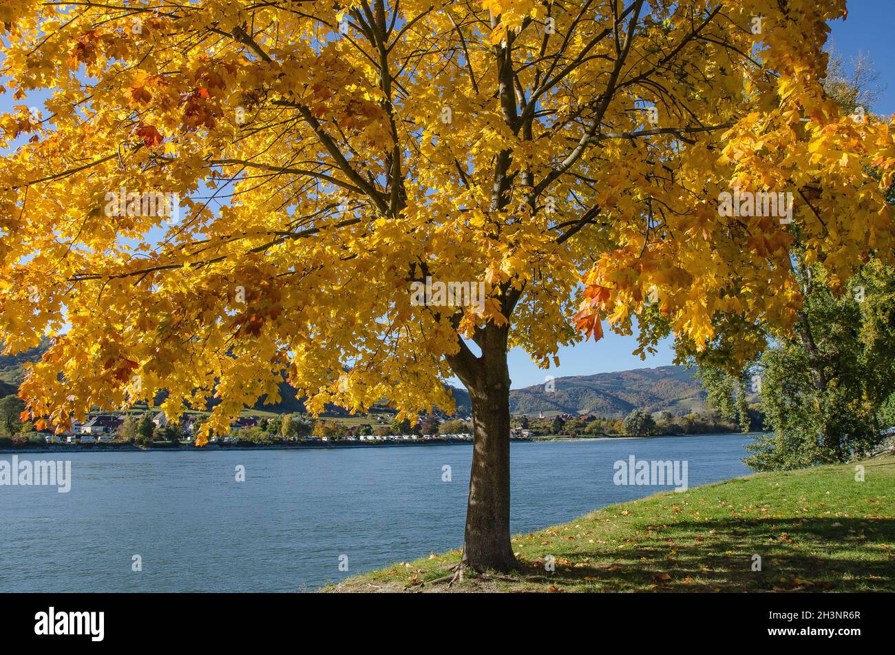 Dürnstein, eine kleine Stadt an der Donau im Kreis Krems-Land, gehört zu den meistbesuchten touristischen Destinationen in der Wachau. Stockfoto