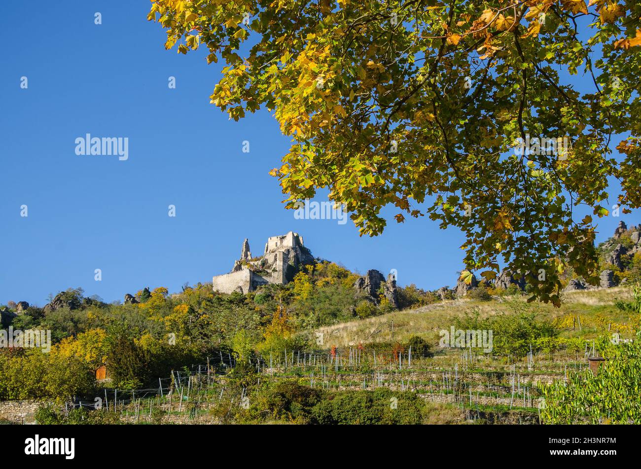 Dürnstein, eine kleine Stadt an der Donau im Kreis Krems-Land, gehört zu den meistbesuchten touristischen Destinationen in der Wachau. Stockfoto