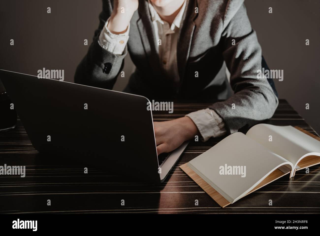 Geschäftsmann, arbeiten im Büro mit Laptop und Dokumente auf seinem Schreibtisch, Berater Rechtsanwalt Konzept Stockfoto