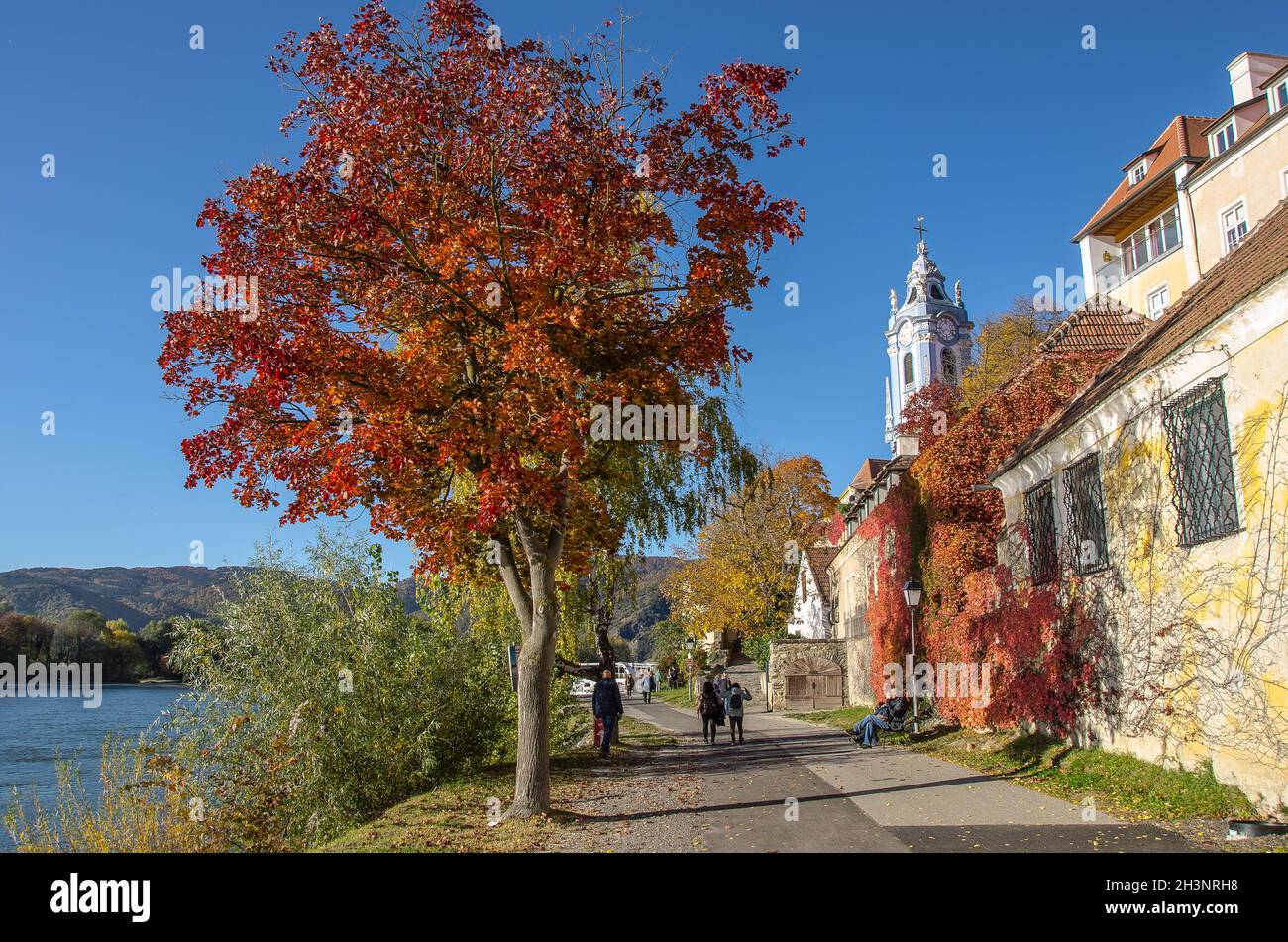 Dürnstein, eine kleine Stadt an der Donau im Kreis Krems-Land, gehört zu den meistbesuchten touristischen Destinationen in der Wachau. Stockfoto