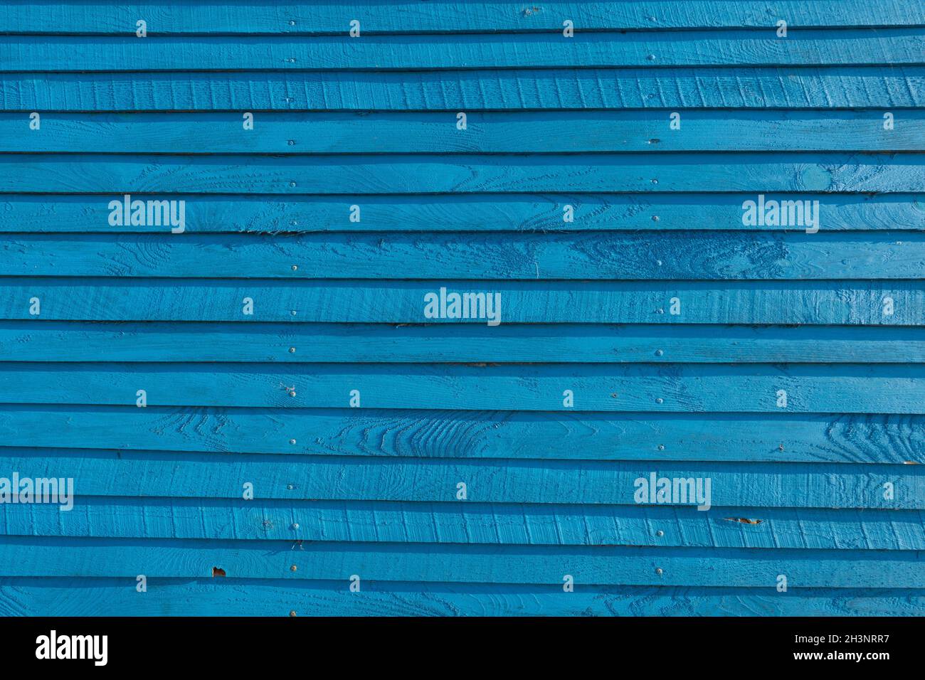 Hintergrund von horizontalen Planken in hellblau. Ultramariner Holzzaun. Stockfoto