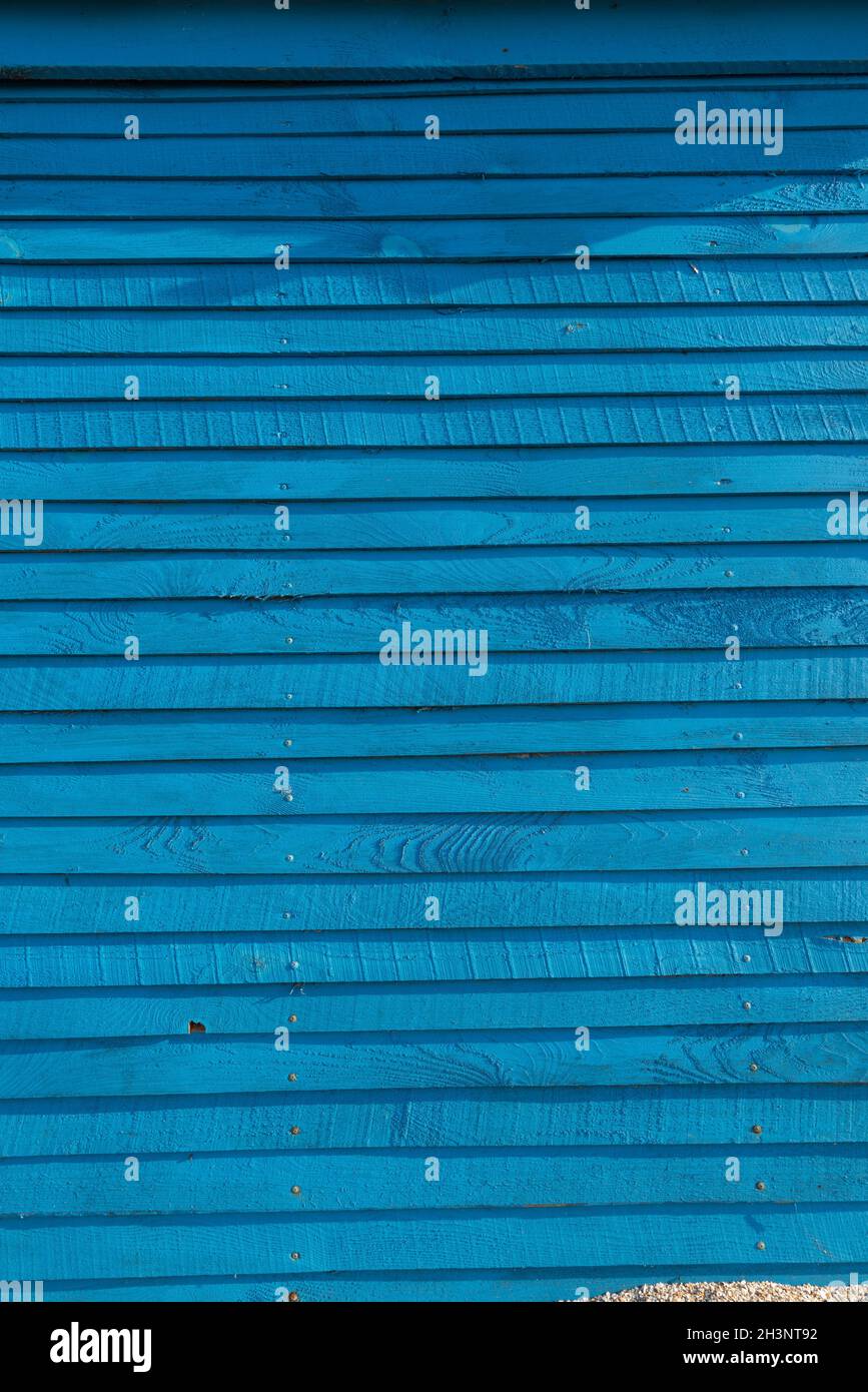 Hintergrund von horizontalen Planken in hellblau. Ultramariner Holzzaun. Stockfoto