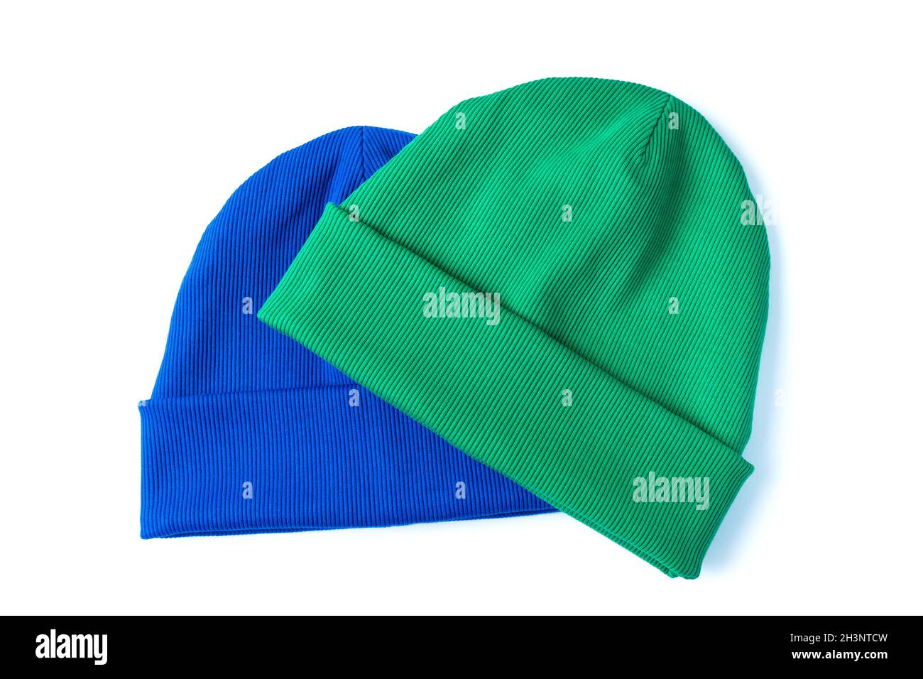 Zwei stylische Jugend Beanie Hüte in den trendigen Farben grün und hellblau für kühles Wetter Stockfoto
