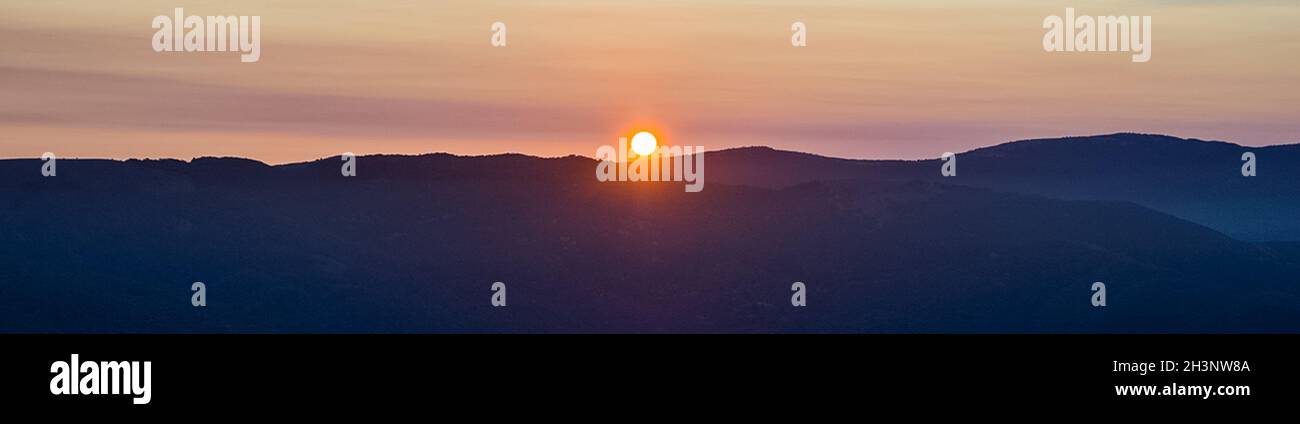 Der Sonnenuntergang in den Bergen Krim, die Landschaft des Sonnenuntergangs mit den Strahlen der Sonne und der Berge. Stockfoto