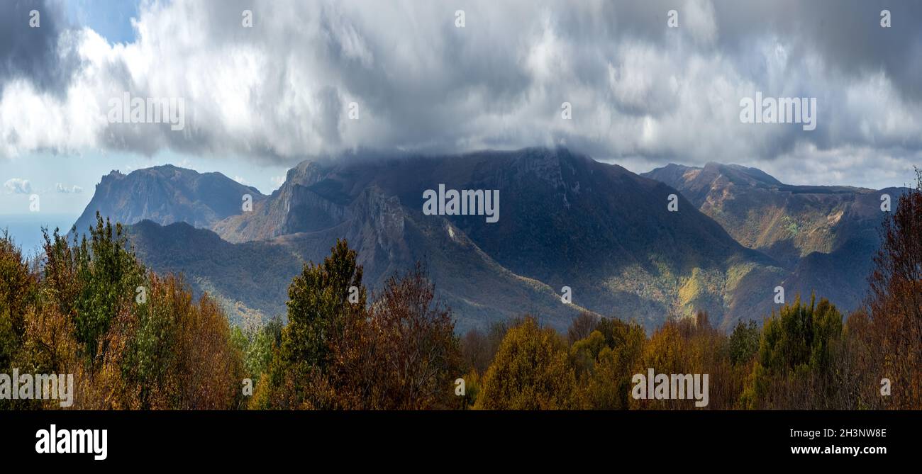 Die schönen Kumuluswolken über den Bergen und den Tälern Krim. Die Landschaft der Natur Krim. Stockfoto
