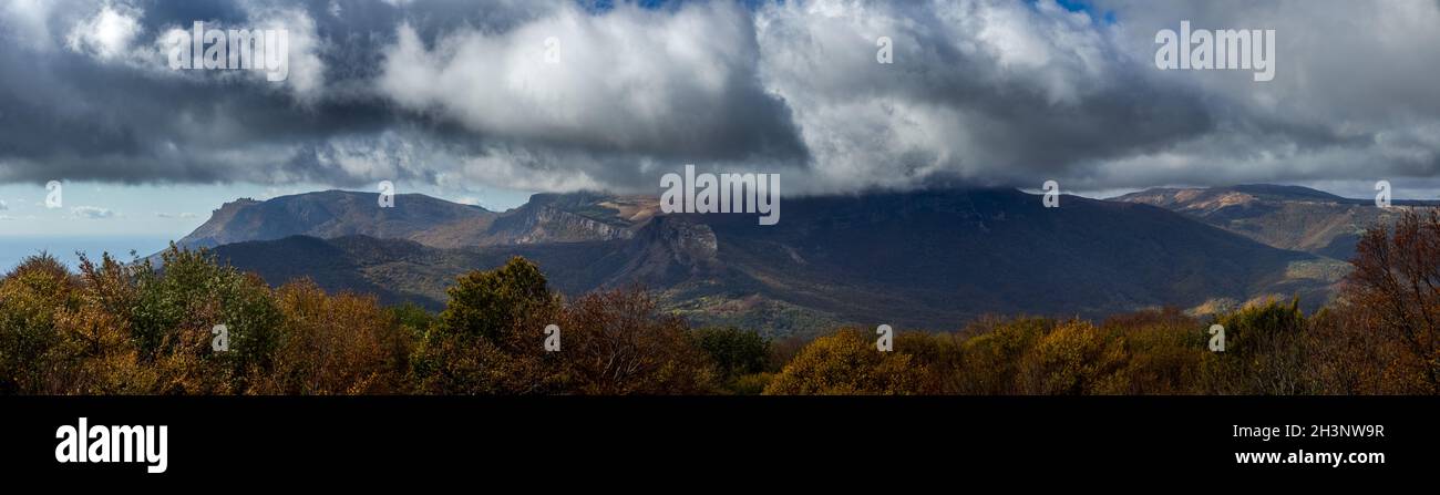 Die schönen Kumuluswolken über den Bergen und den Tälern Krim. Die Landschaft der Natur Krim. Stockfoto