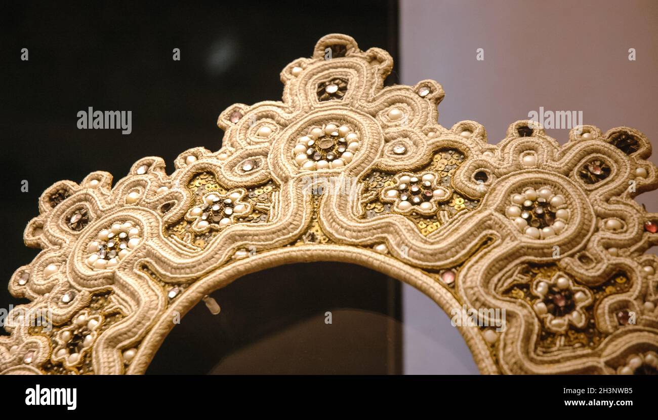 Kokoschnik, Element der russischen Nationaltracht der Frauen. Russische Nationalkleidung. Stockfoto