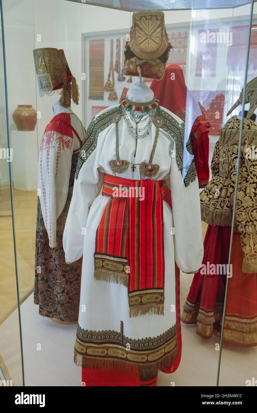 Russische Nationalkostüm ist ein Frauenanzug. Kleidung der Völker Russlands. Stockfoto