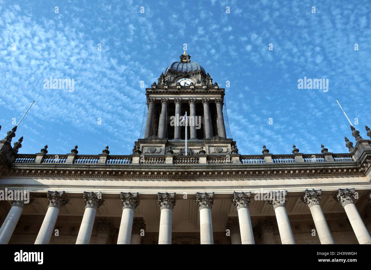 Blick auf die Vorderseite des Leeds City Hall in West yorkshire mit dem Uhrenturm Stockfoto