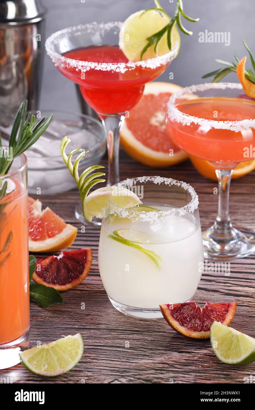 Getränke und Cocktails mit verschiedenen Zitrusfrüchten auf Tequila-Basis Stockfoto