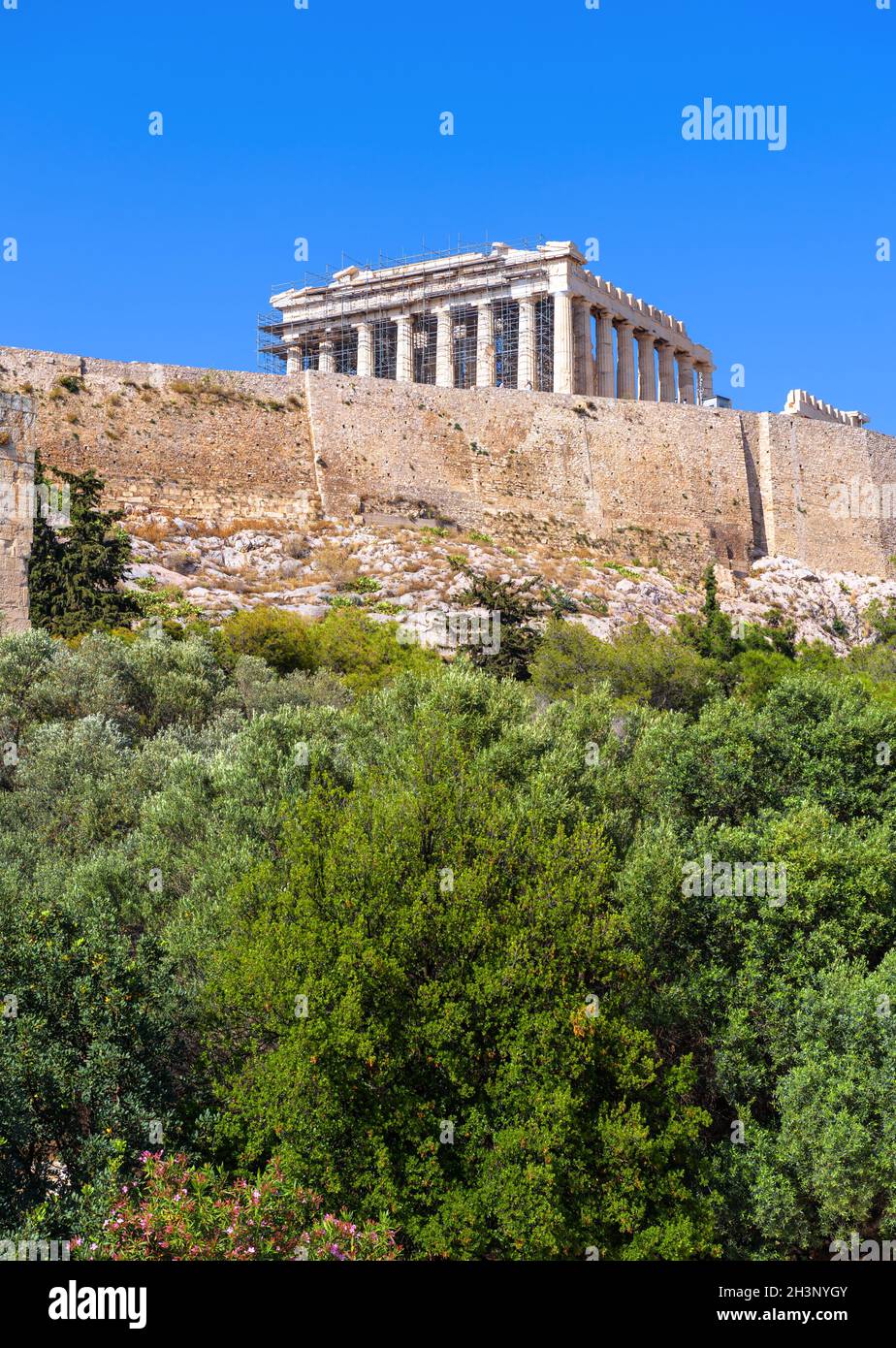 Akropolis von Athen, Griechenland. Berühmter Parthenon Tempel auf seiner Spitze. Dieser Ort ist Wahrzeichen von Athen. Alte griechische Ruinen der Akropolis Hügel, alte Architec Stockfoto