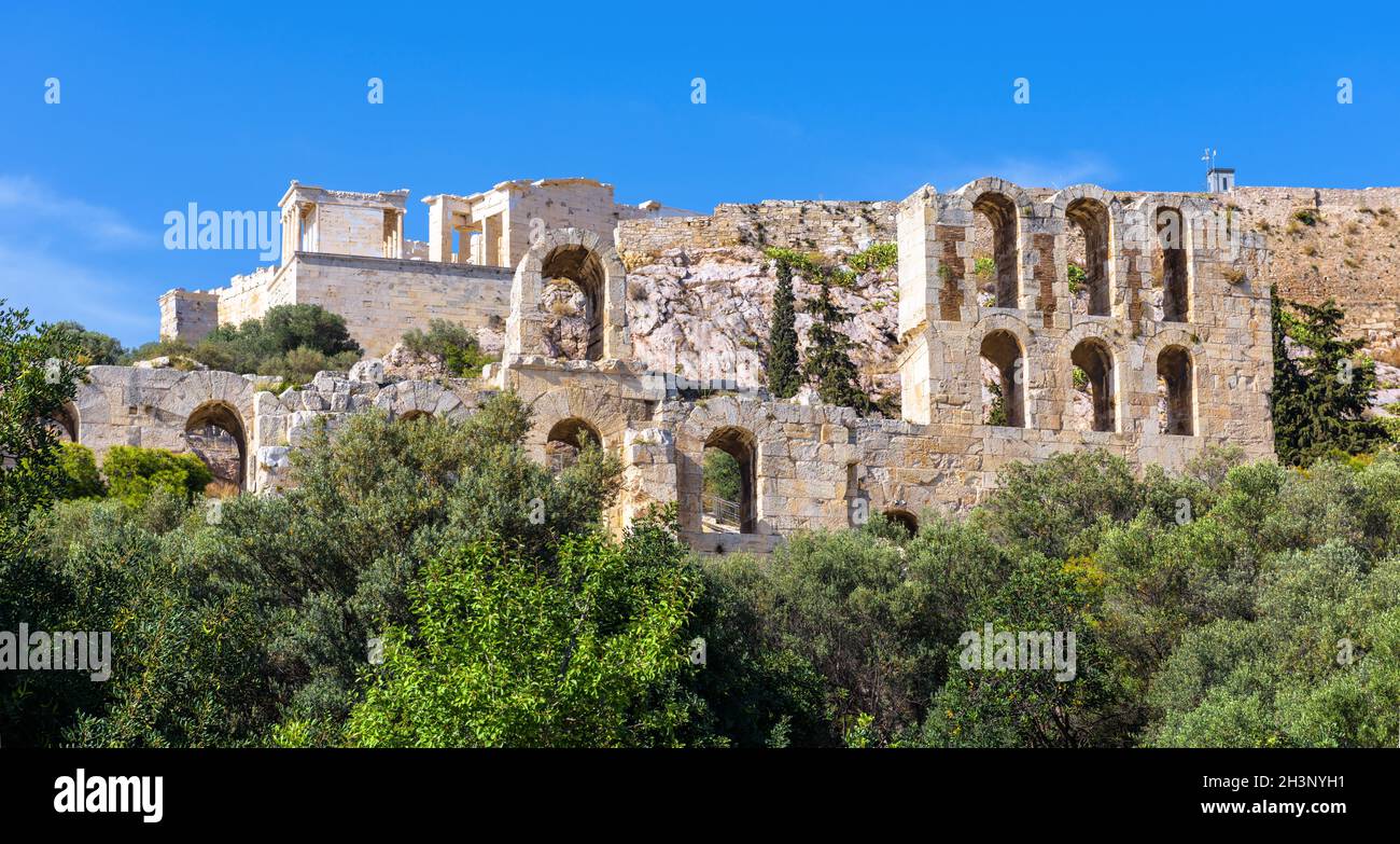 Akropolis von Athen, Griechenland. Szenische Ansicht von Odeon des Herodes Atticus auf dem Hintergrund der Akropolis-Wand. Dieses Hotel ist das Wahrzeichen Athens. Panorama o Stockfoto
