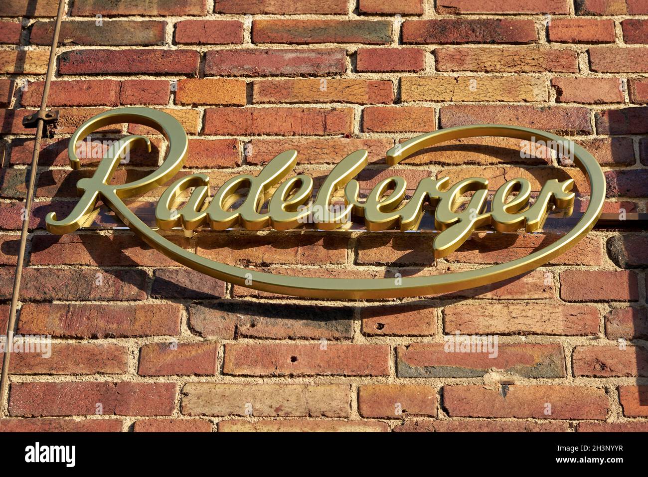 Schriftzug der Biermarke Radeberger auf der Fassade von Ein Restaurant in Deutschland Stockfoto