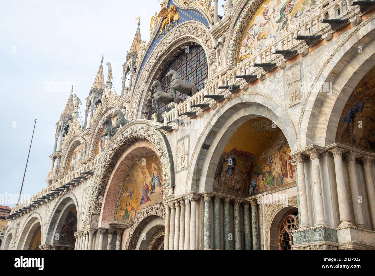 Details der Basilika am Markusplatz in Venedig, Italien Stockfoto