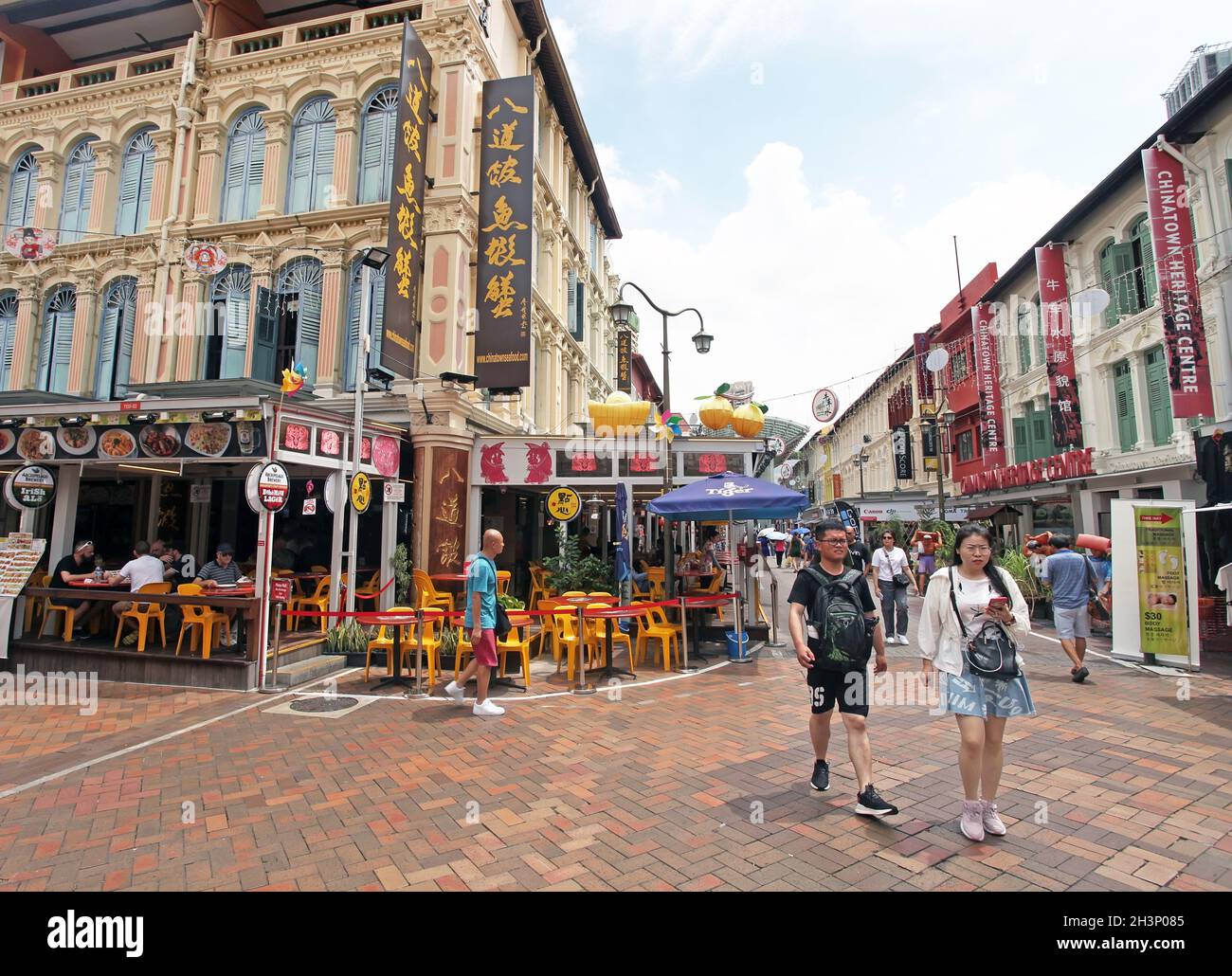 Ein chinesisches Restaurant an der Kreuzung zwischen Pagoda Street und Trengganu Street mit mehreren Menschen im Chinatown District, Singapur. Stockfoto