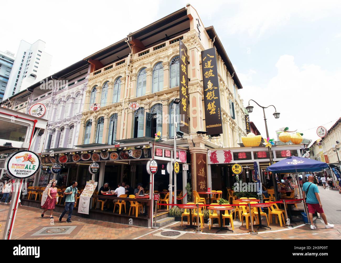 Ein chinesisches Restaurant an der Kreuzung zwischen Pagoda Street und Trengganu Street mit mehreren Menschen im Chinatown District, Singapur. Stockfoto