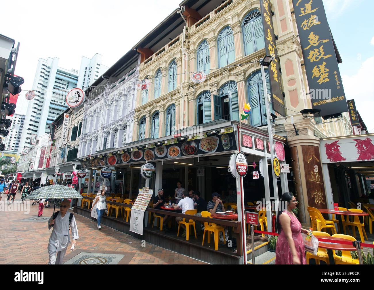 Ein chinesisches Restaurant an der Kreuzung zwischen Pagoda Street und Trengganu Street mit mehreren Menschen im Chinatown District, Singapur. Stockfoto