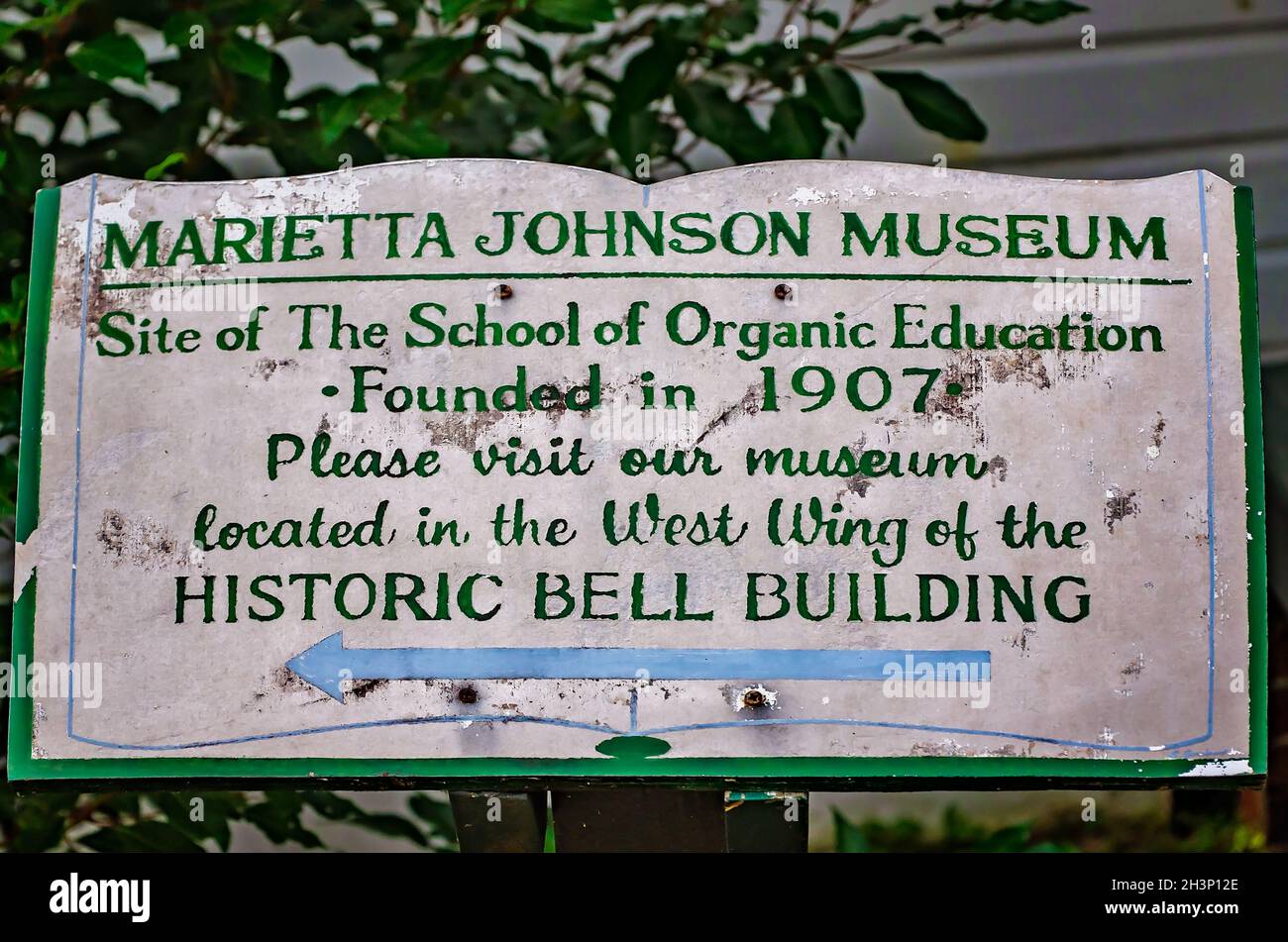 Eine historische Markierung steht auf dem ehemaligen Gelände der Marietta Johnson School of Education, 23. Oktober 2021, in Fairhope, Alabama. Stockfoto
