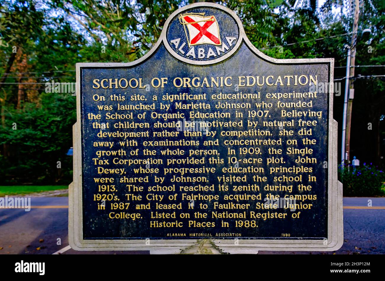 Eine historische Markierung steht auf dem ehemaligen Gelände der Marietta Johnson School of Organic Education, 23. Oktober 2021, in Fairhope, Alabama. Stockfoto