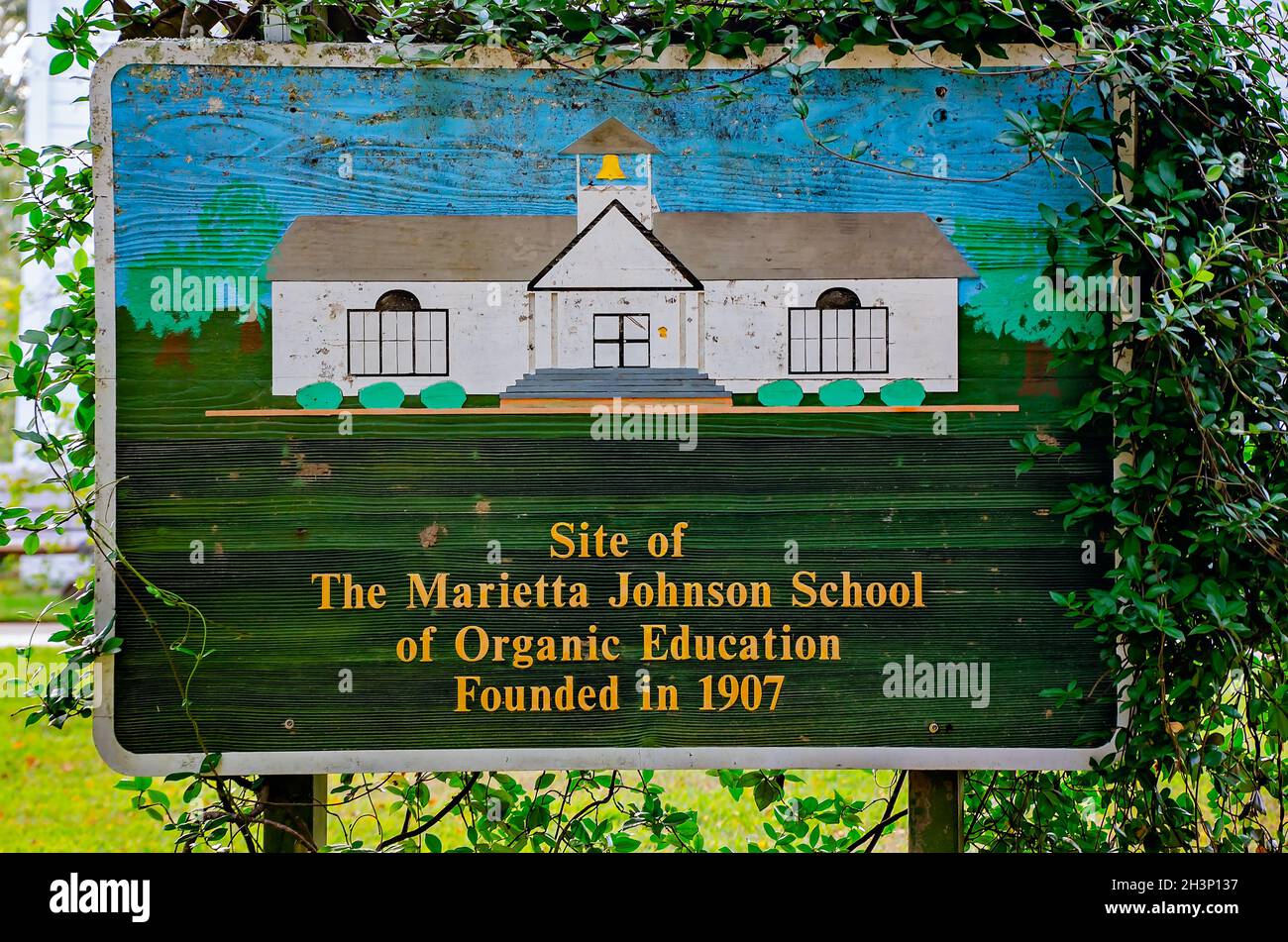 Eine historische Markierung steht auf dem ehemaligen Gelände der Marietta Johnson School of Organic Education, 23. Oktober 2021, in Fairhope, Alabama. Stockfoto