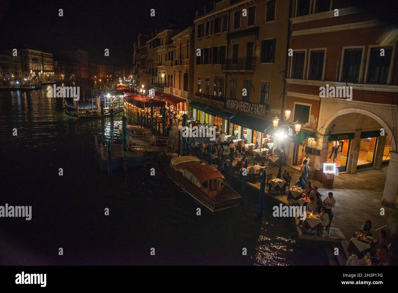 Terrassen am Abend in Venedig, Italien Stockfoto