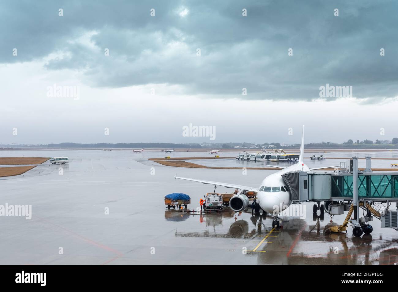 Verregnete Aussicht auf den Flughafen Stockfoto
