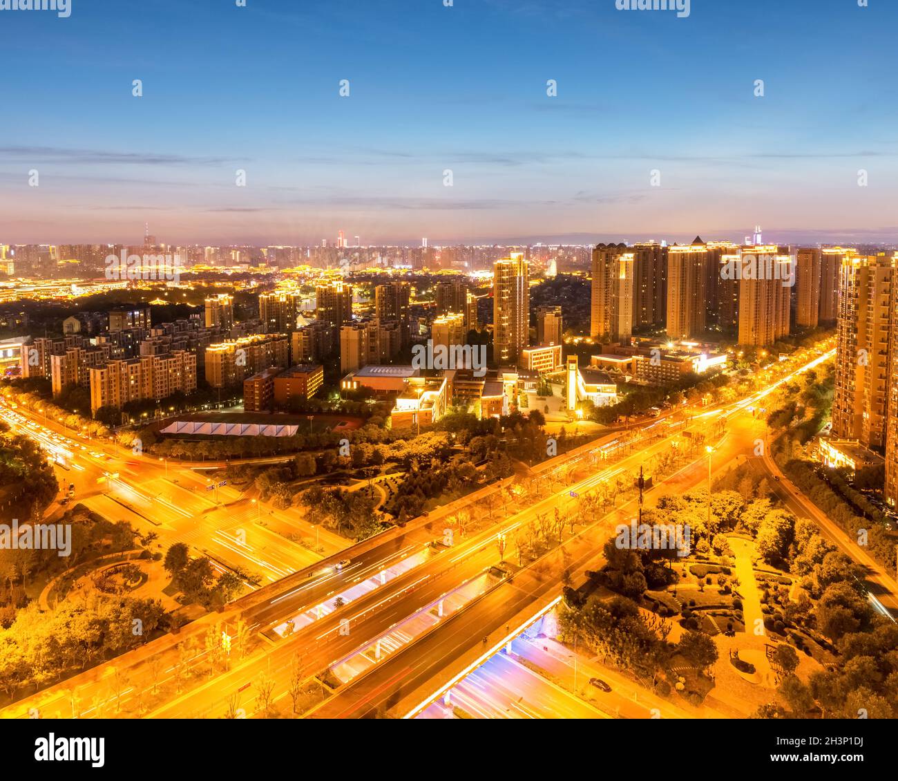 Stadtkreuzer und Skyline in xinan Stockfoto