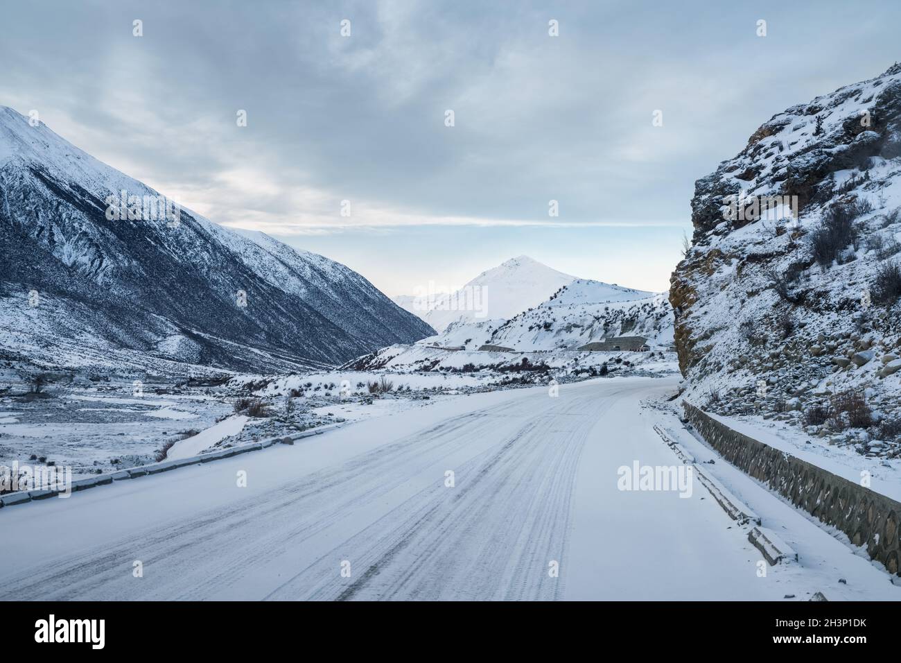 Straße auf schneebedecktem Hochplateau Stockfoto