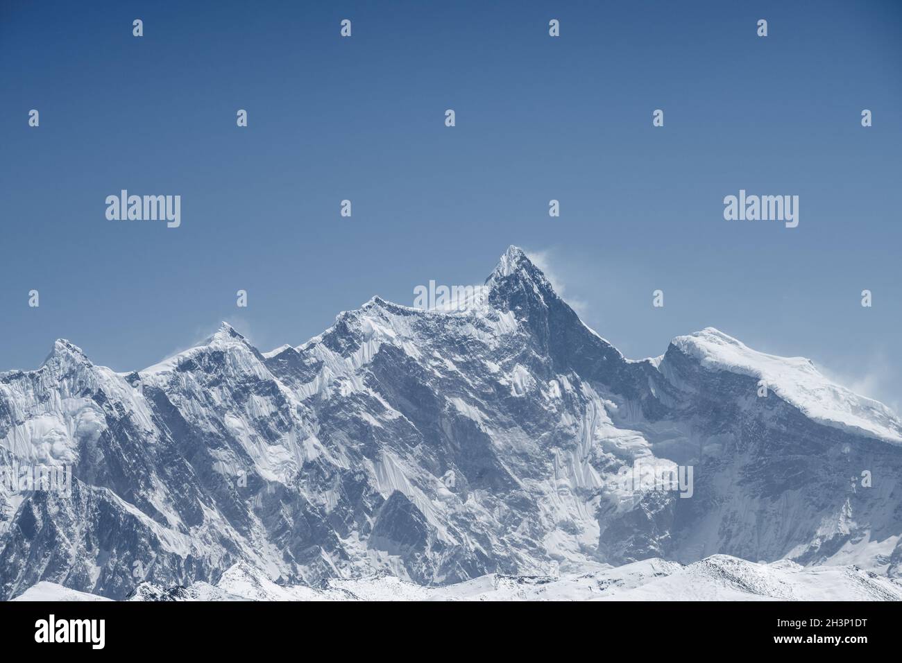 Berggipfel vor blauem Himmel Stockfoto