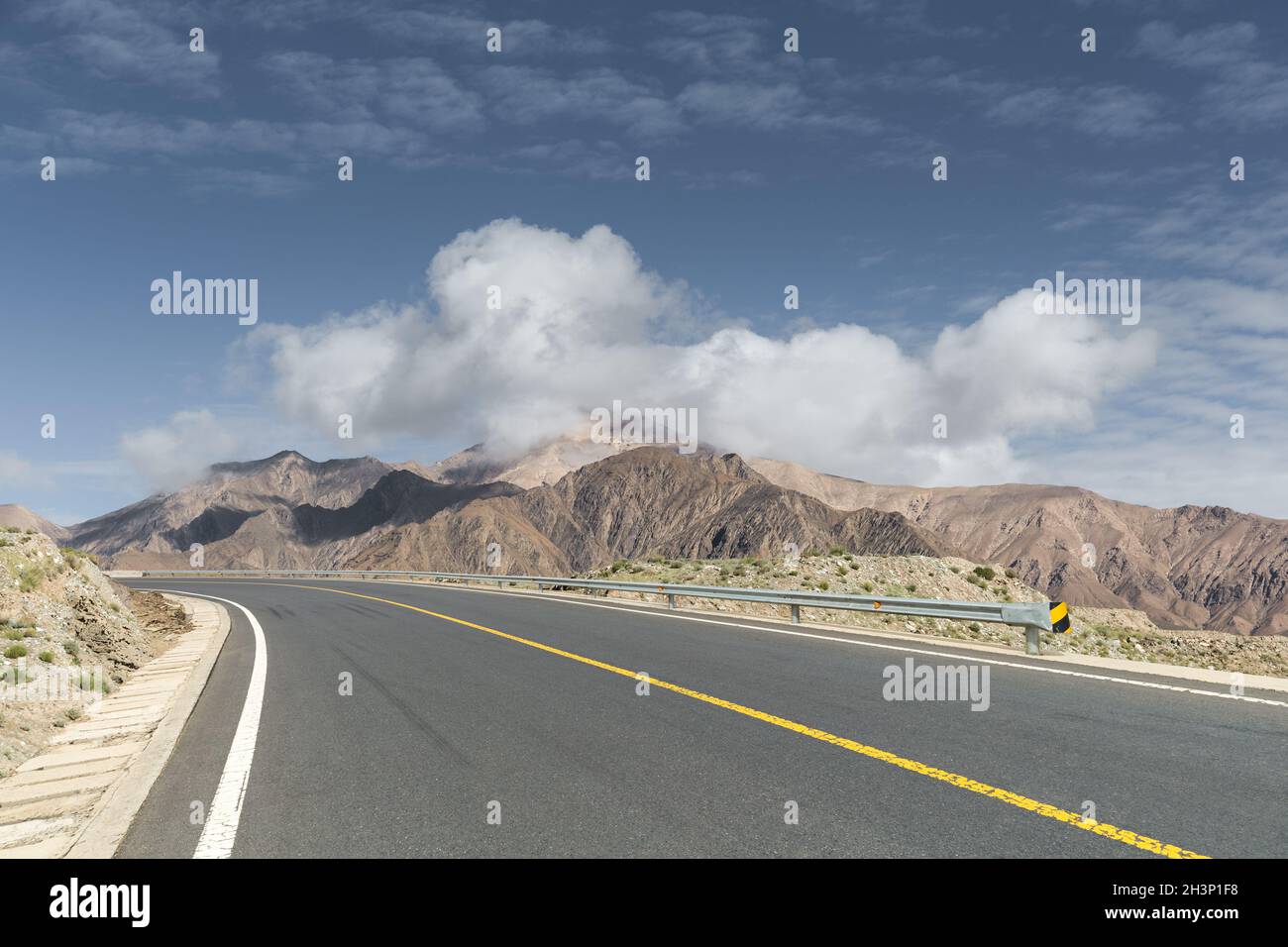 Autobahn und Hochplateaus Landschaft Stockfoto