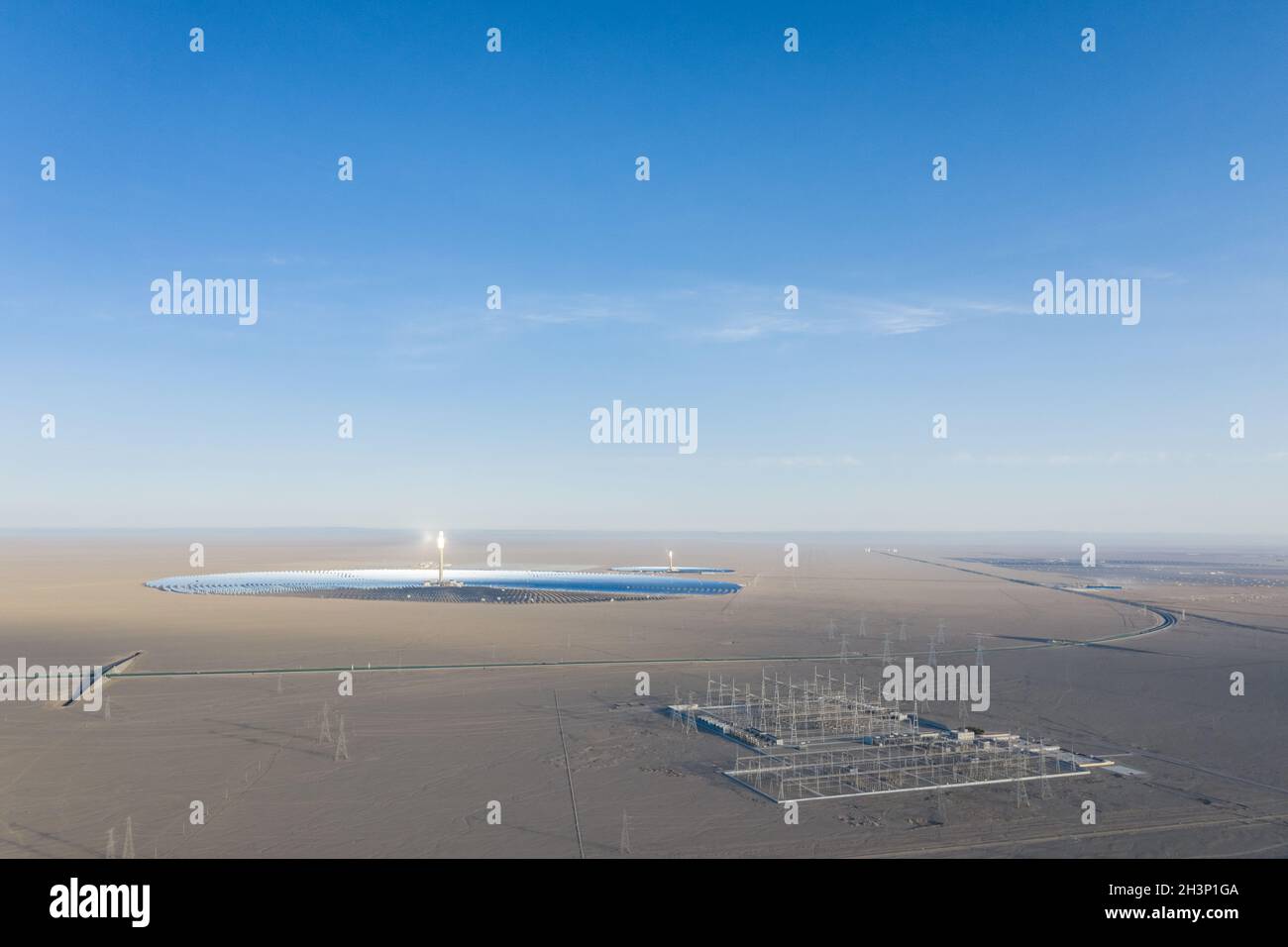 Luftaufnahme des solarthermischen Kraftwerks und des Transformatorumspannwerks in der Wüste Stockfoto