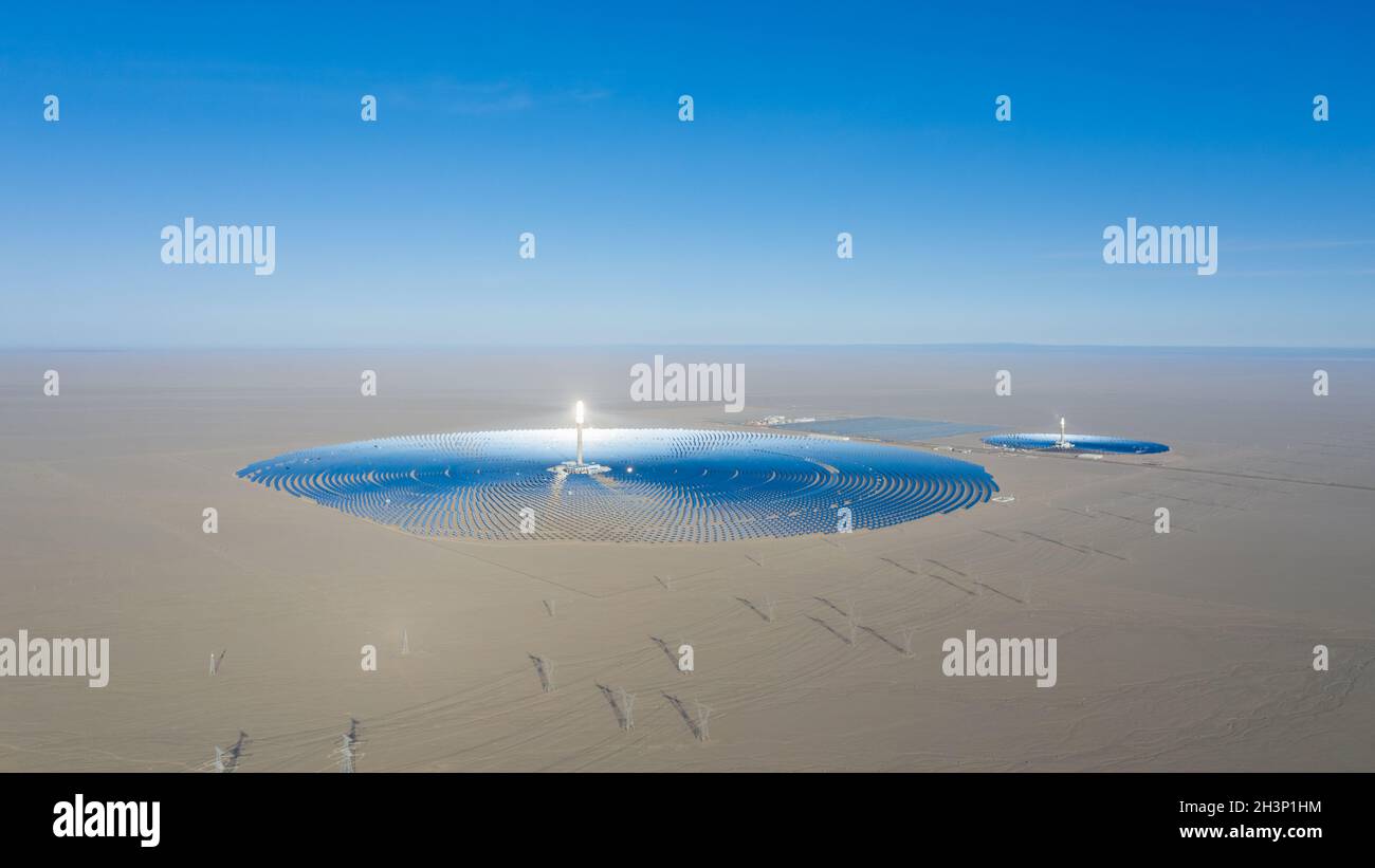 Geschmolzenes Salzturm solarthermisches Kraftwerk Panorama Stockfoto