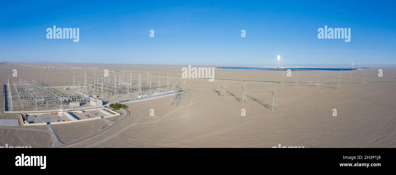 Solarthermisches Kraftwerk und Transformatorumspannwerk Stockfoto