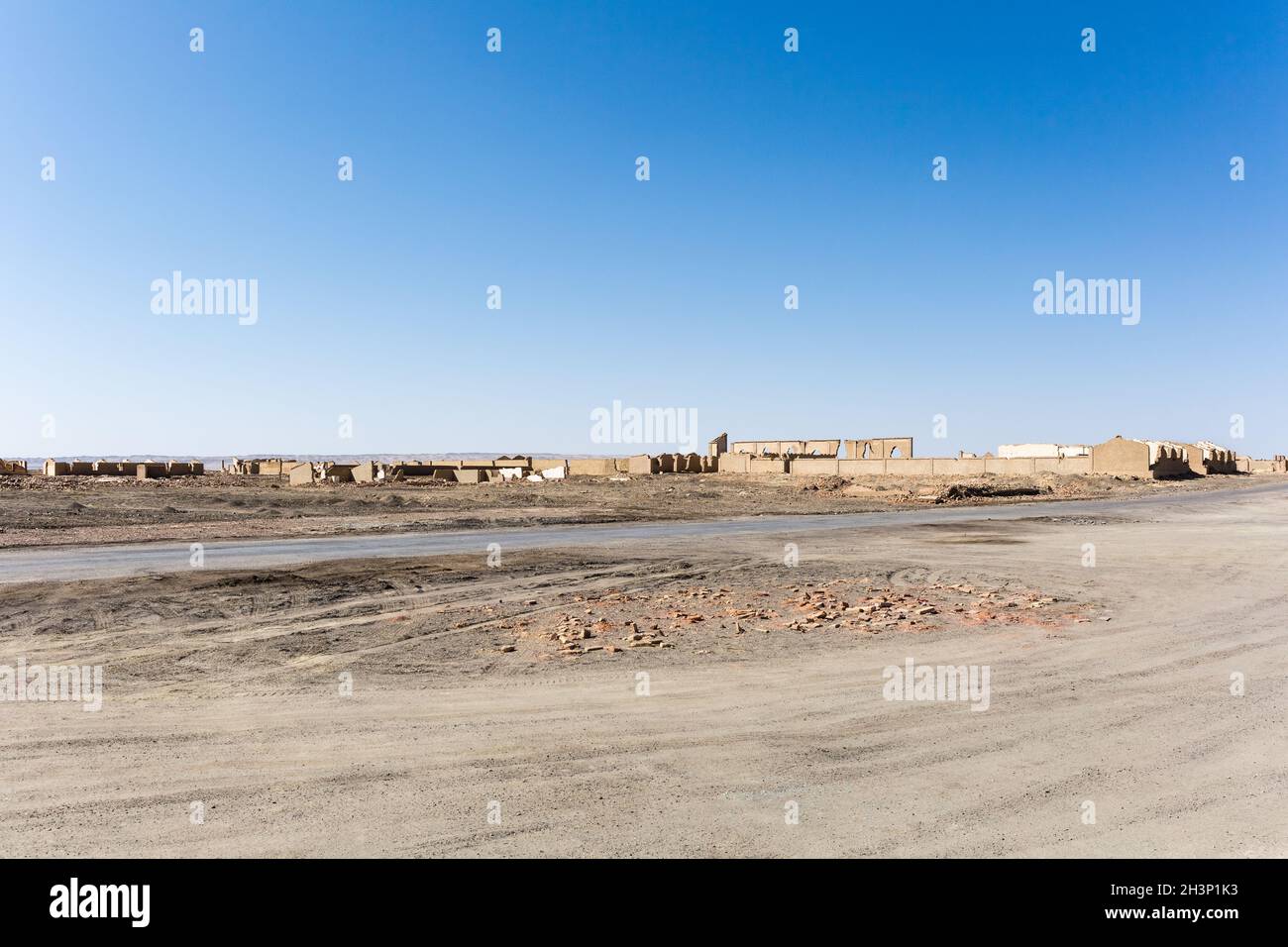Ruinen einer verlassenen Stadt auf einer kalten Ölbasis Stockfoto