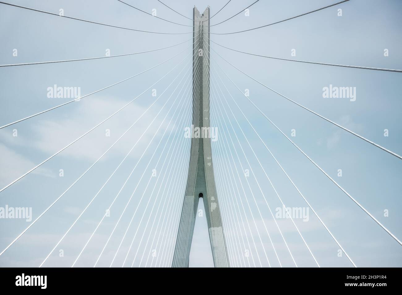 Brückenschlag zwischen Turm und Stay-Kabeln Stockfoto