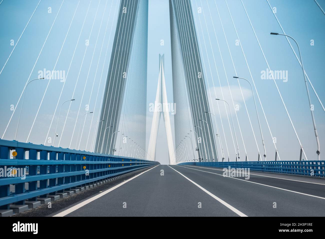 Straße und Kabel-blieb Brücke Hintergrund Stockfoto