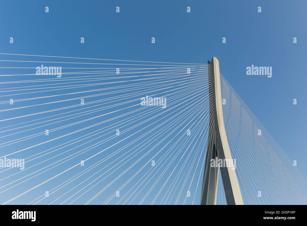 Kabelbrücke gegen einen blauen Himmel Stockfoto